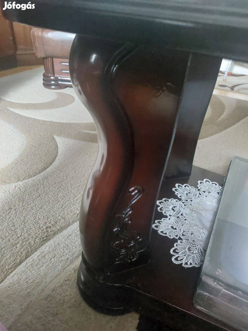 Egyedi fa asztal, bőr garnitúra