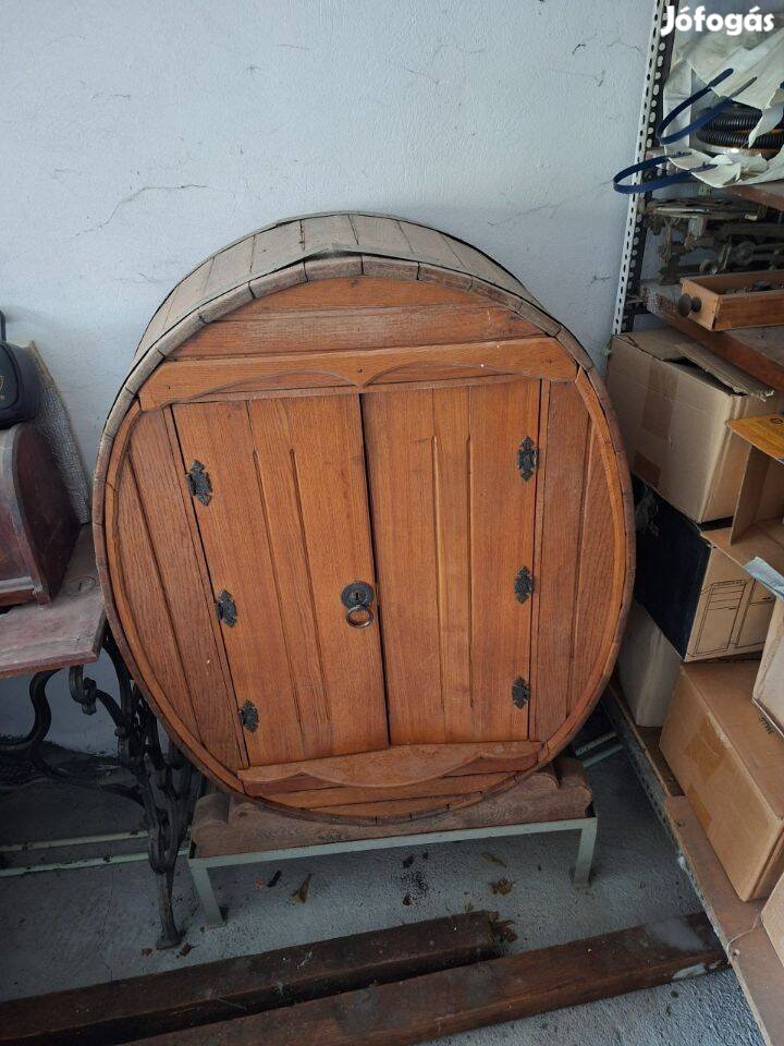 Egyedi faragott bárszekreny