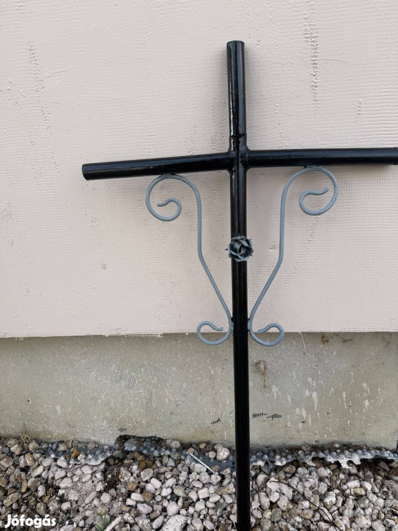 Egyedi földbe szúrható acél sírkereszt kovácsoltvas