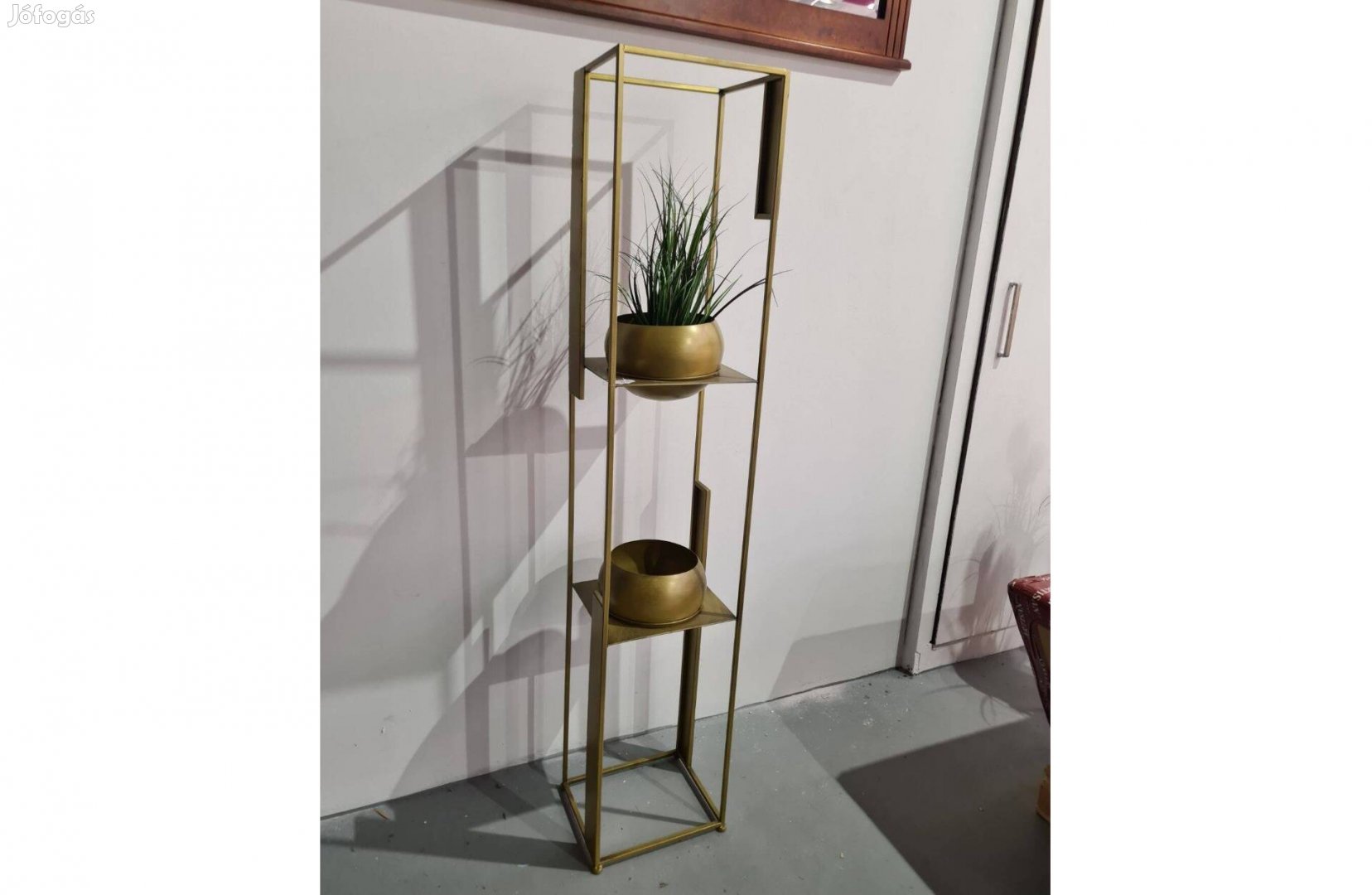 Egyedi formájú matt arany színű virágtartó állvány 155,5 cm