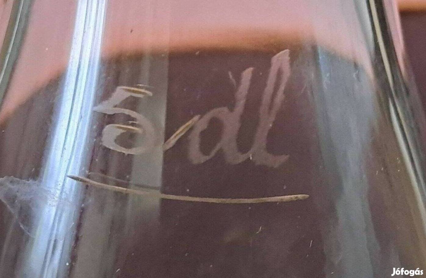 Egyedi formájú üveg palack