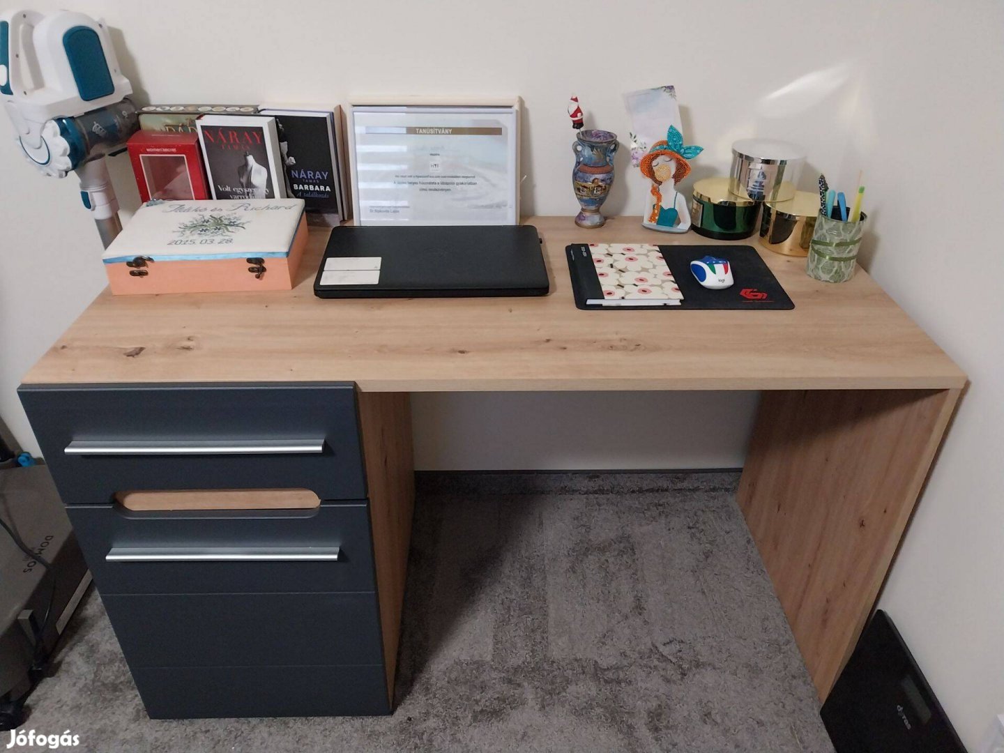 Egyedi gyártású íróasztal