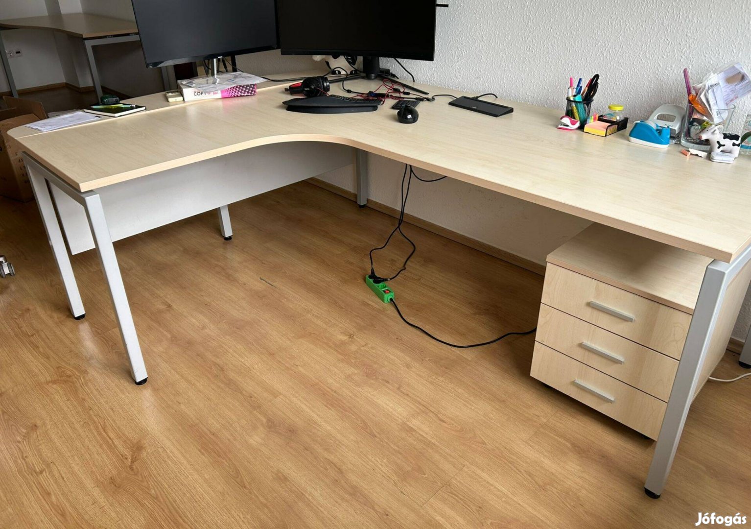 Egyedi gyártású íróasztal görgős fiókkal (irodabútor)
