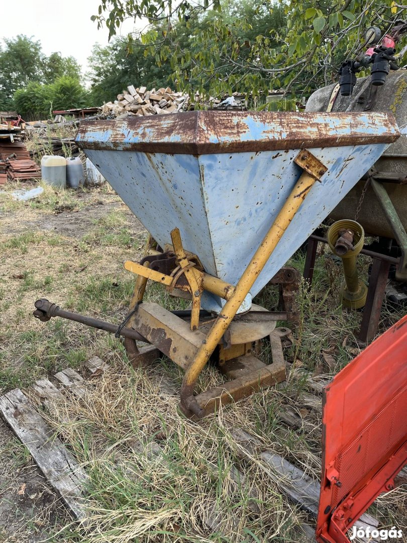 Egyedi gyártású kistraktor  műtrágyaszóró