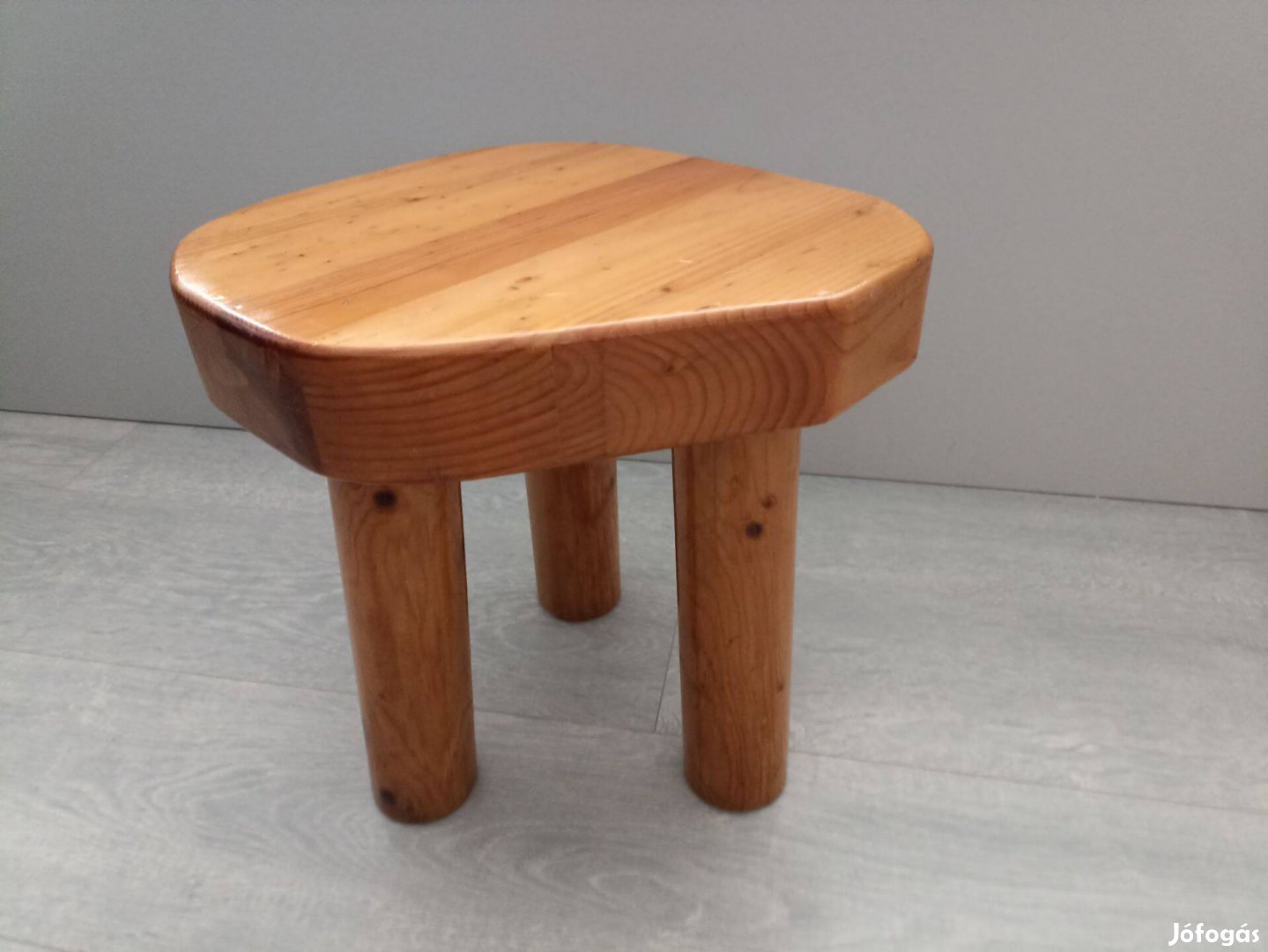 Egyedi gyártású tömör fa 3 lábú fa szék kisszék sámli zsámoly fellépő