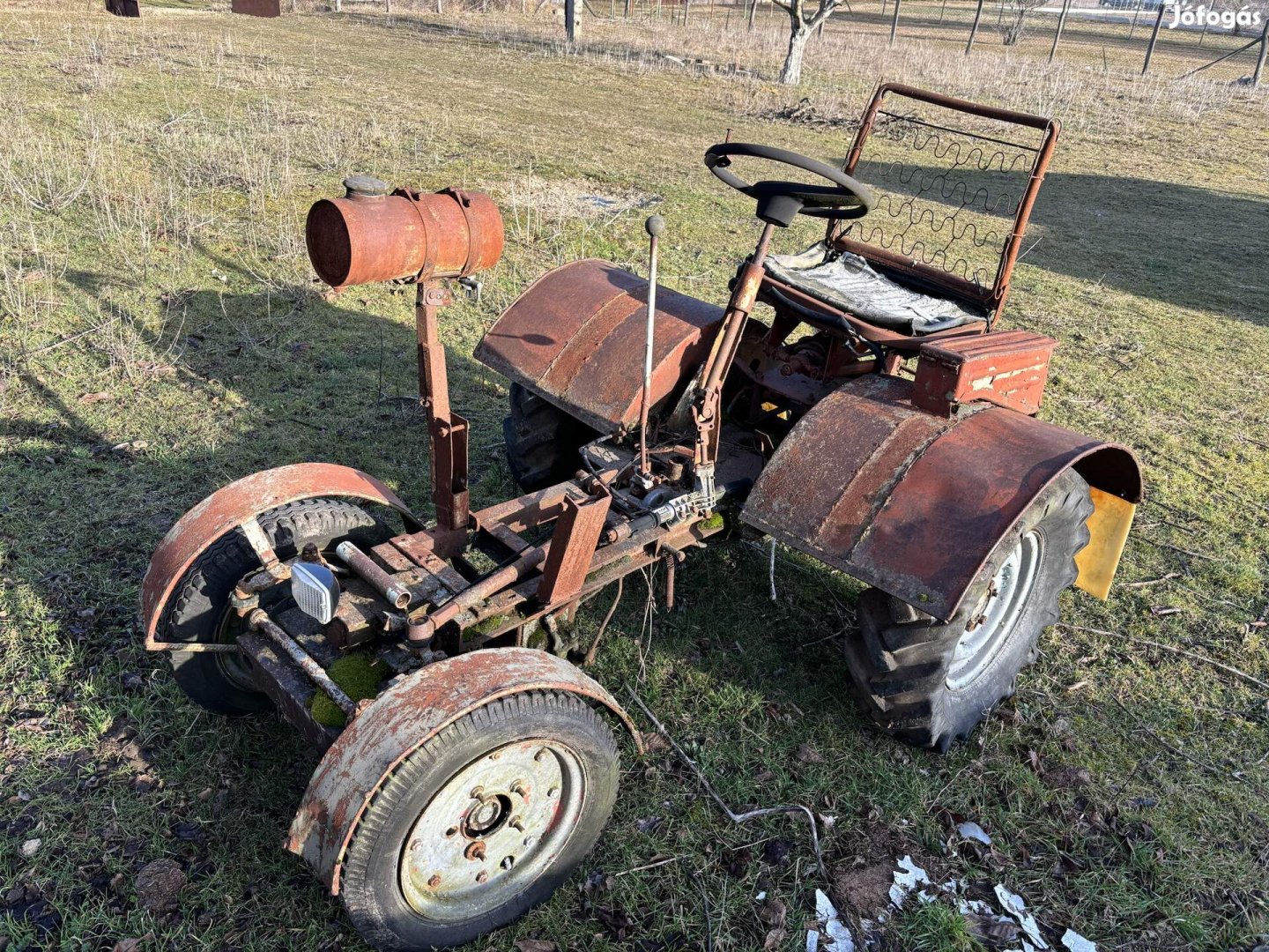 Egyedi házi építésű kis traktor csettegő munkagép 