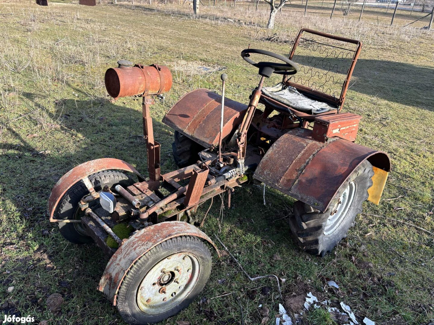 Egyedi házi kis traktor csettegő munkagép 