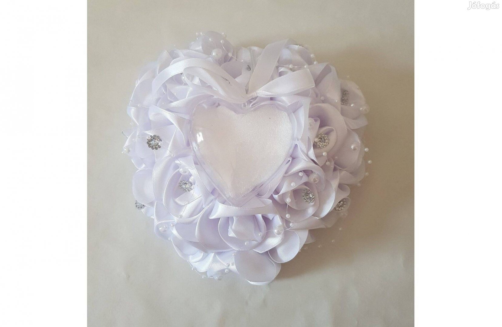 Egyedi készítésű Esküvői gyűrűpárna, strasszköves, szív alakú tartó