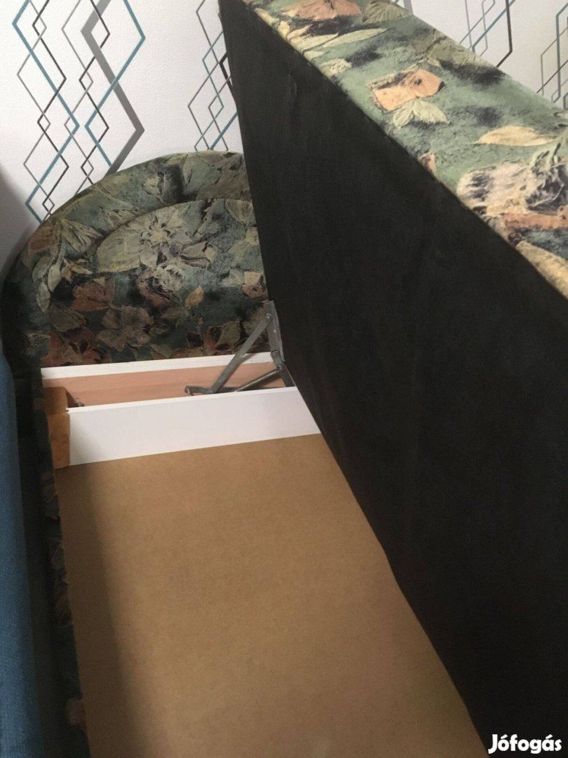 Egyedi készítésű, nagy ágyneműtartós ágy jelképes áron eladó