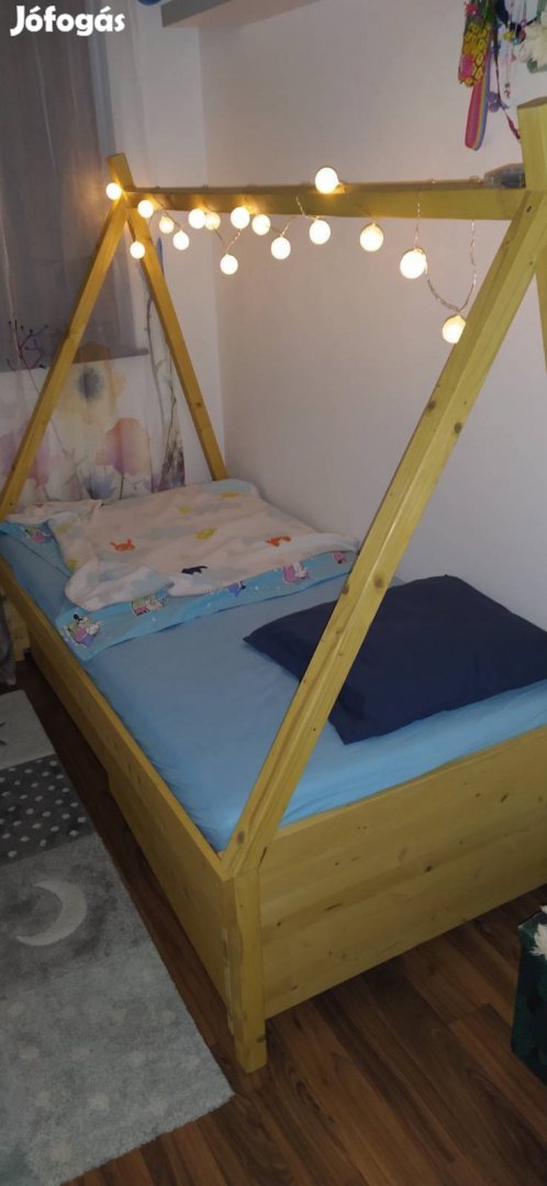 Egyedi készítésű fenyő sátor ágy gyermeknek, ágyneműtartóval