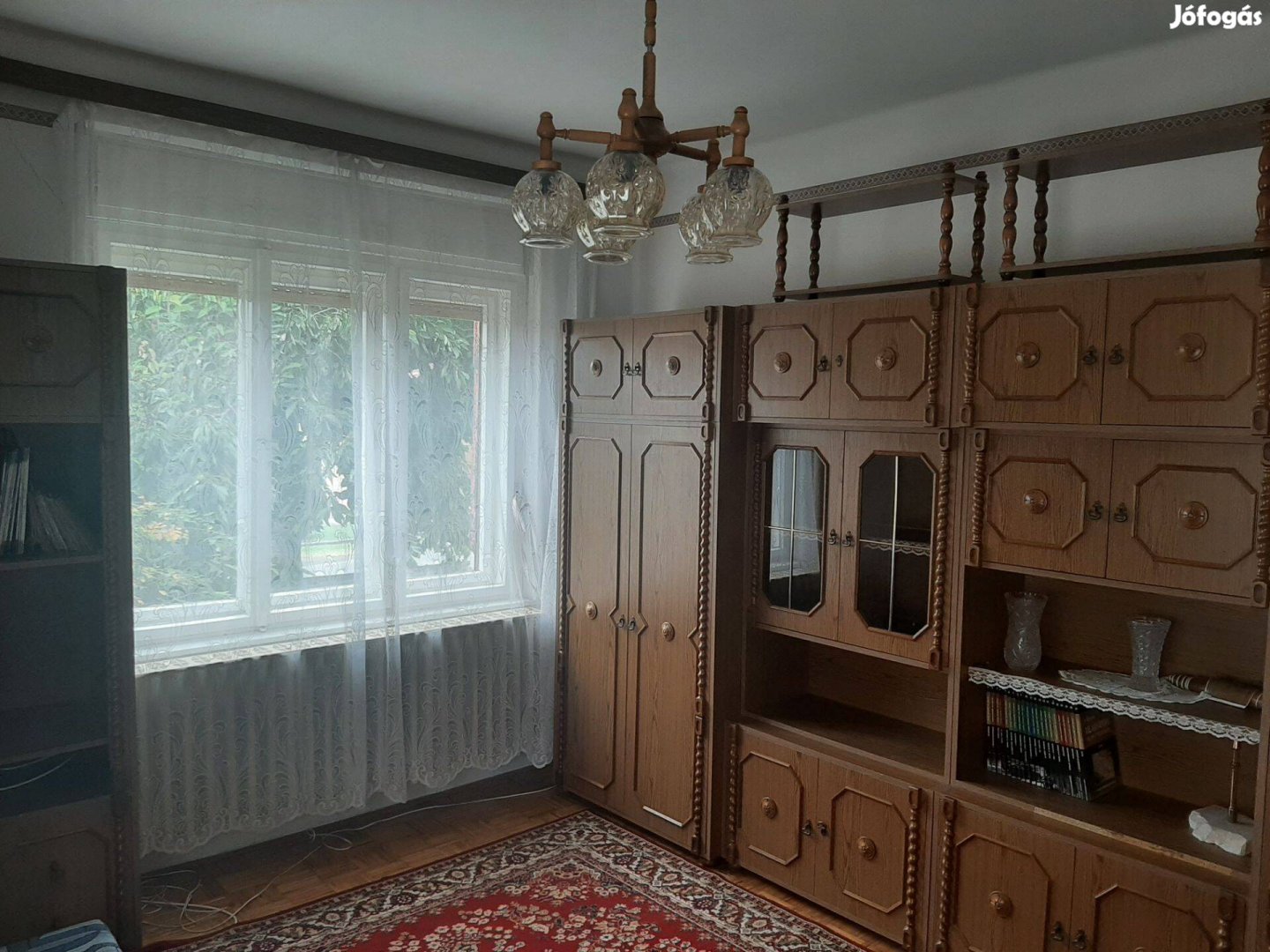 Egyedi készítésű koloniál szekrénysor asztallal