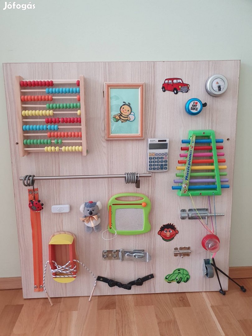 Egyedi készítésű matatófal