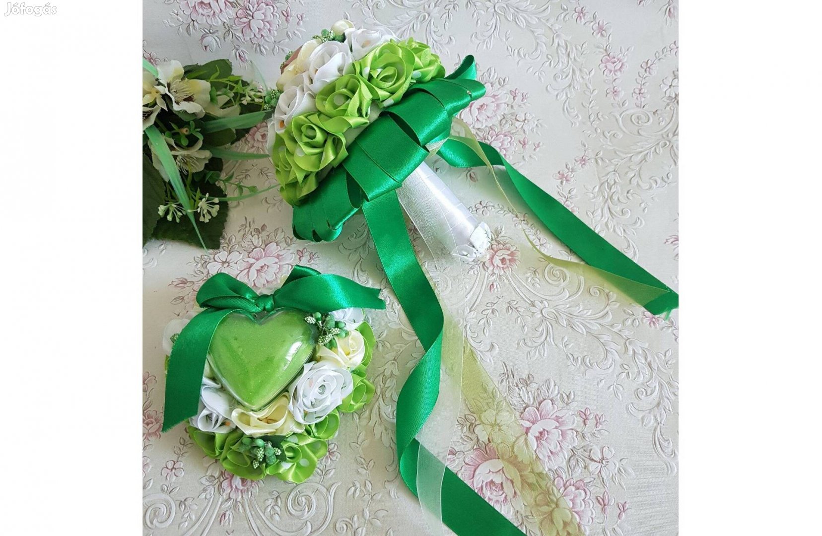 Egyedi készítésű zöld-krém-fehér menyasszonyi örökcsokor és gyűrűtartó