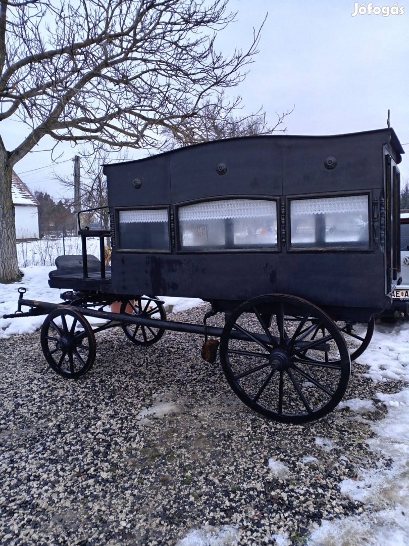 Egyedi kézzel készített lóvontatású gyászhintó