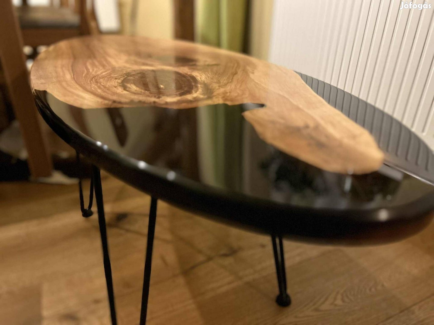 Egyedi kézzel készült fa-epoxi dohányzóasztal - különleges formával