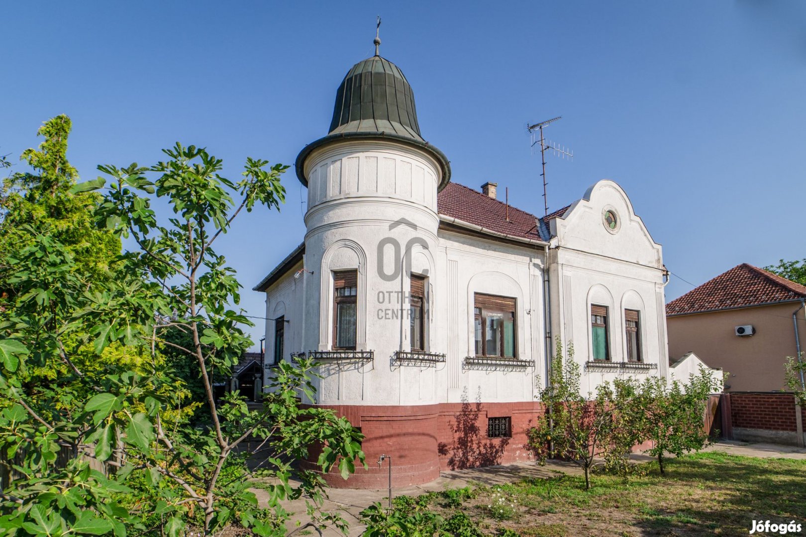 Egyedi kialakítású, KÚRIA jellegű épület Szegeden