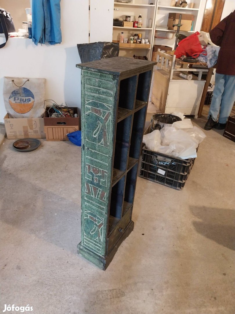 Egyedi kisszekrény vésett motívumokkal