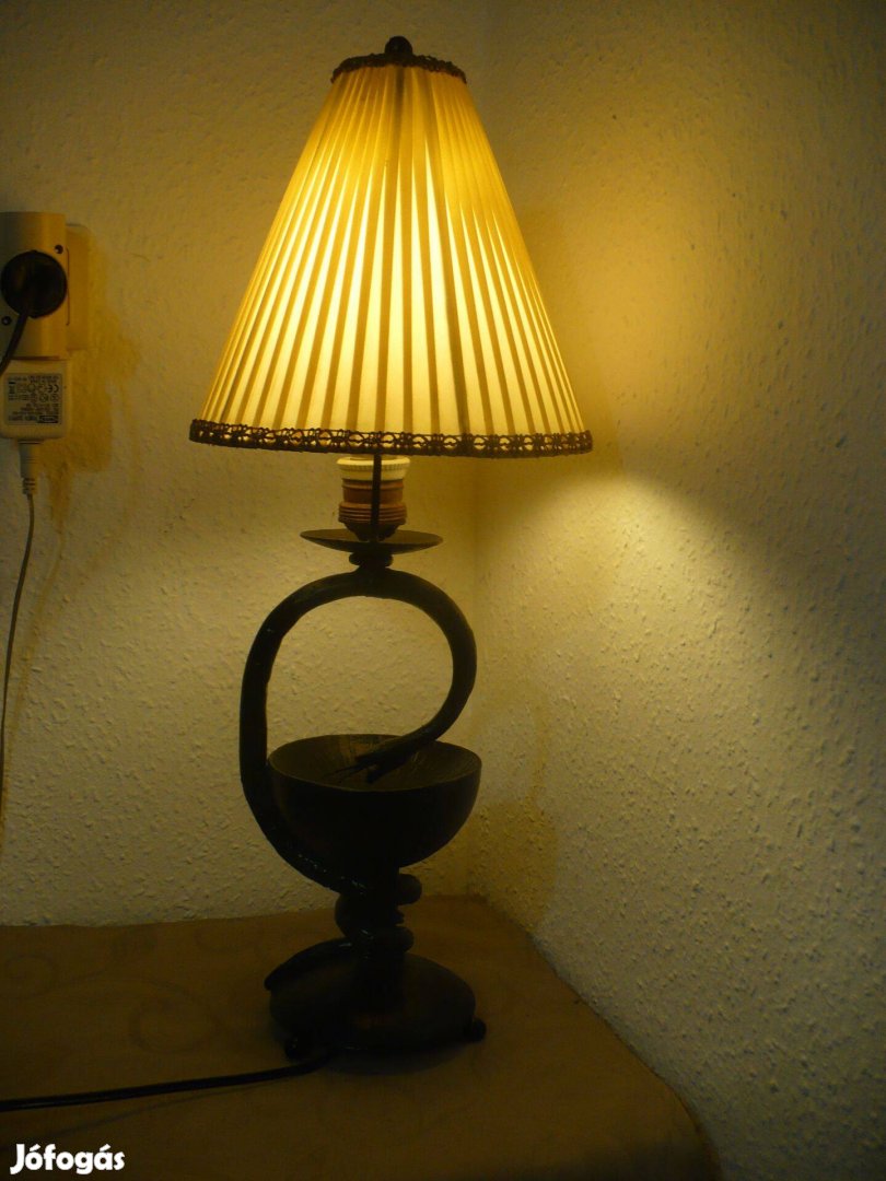 Egyedi kivitelű asztali lámpa