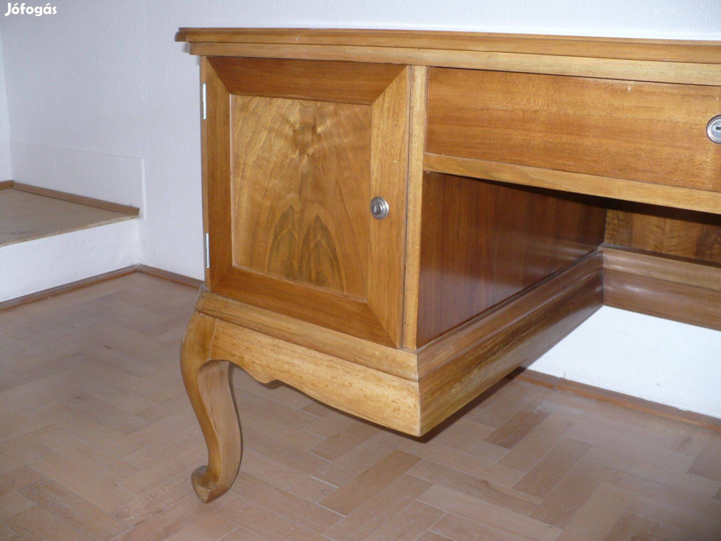 Egyedi klasszikus tömör diófa íróasztal eladó