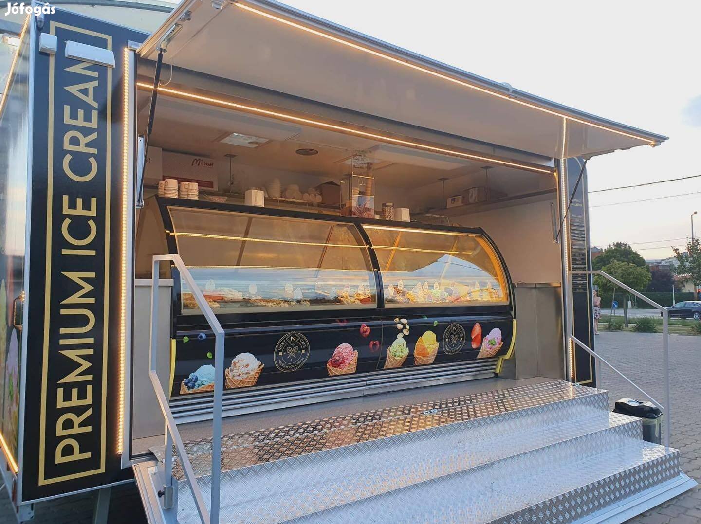 Egyedi megjelenésű fagylaltos kocsi - food truck pótkocsi