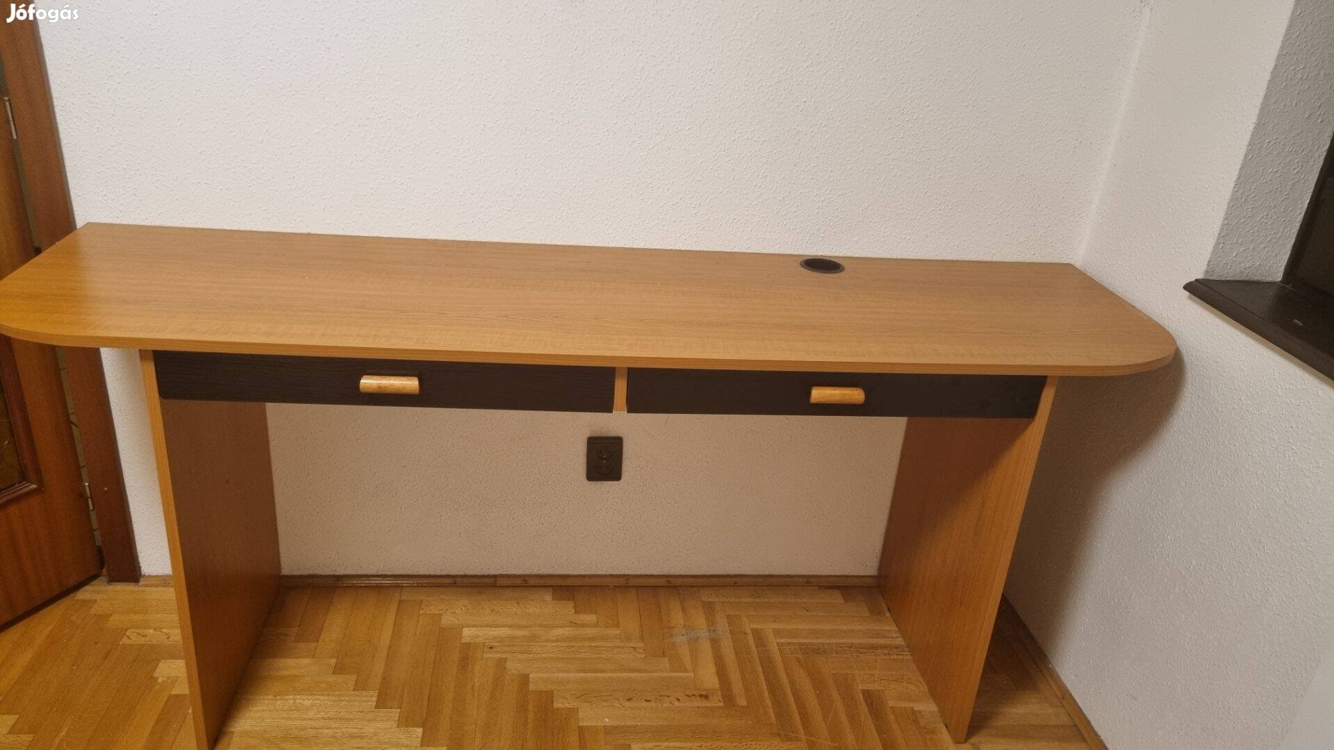 Egyedi méretű, magas íróasztal