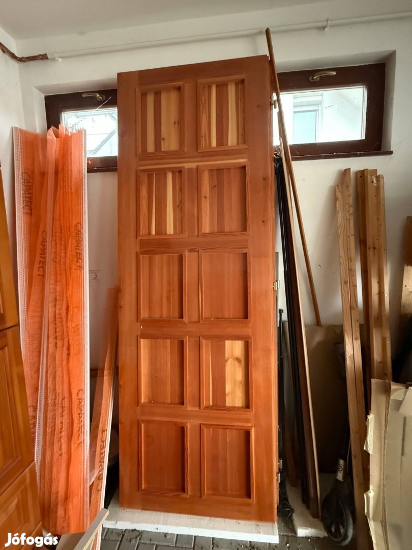 Egyedi méretű vörösfenyő ajtó