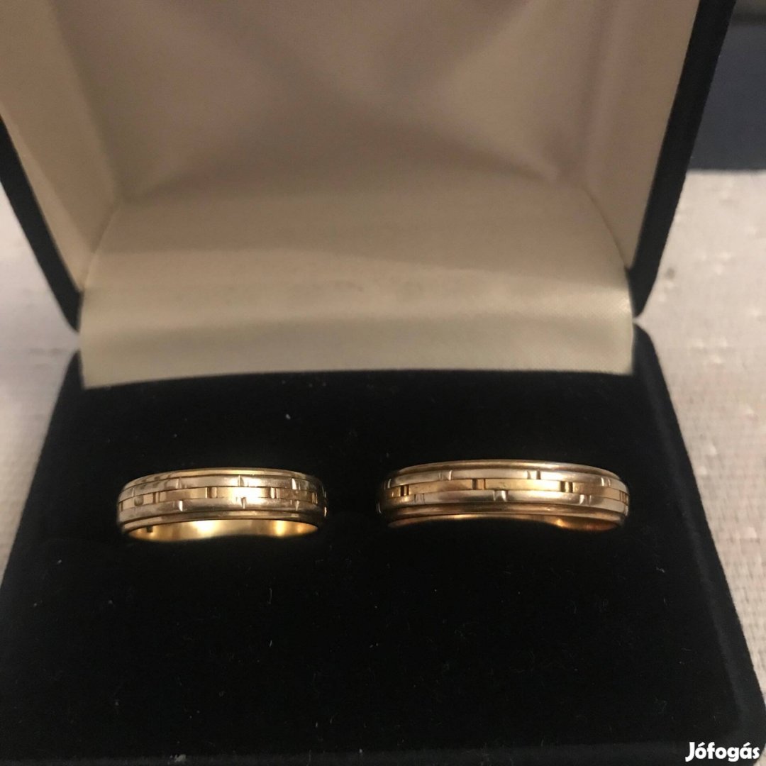 Egyedi mintázatú arany karikagyűrű pár