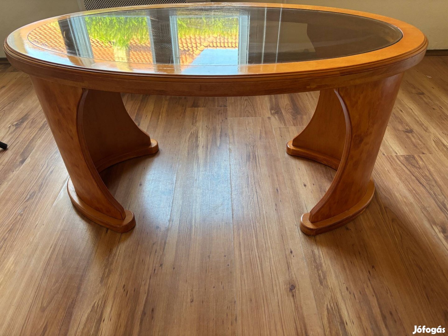 Egyedi ovális fa dohányzóasztal üveglappal