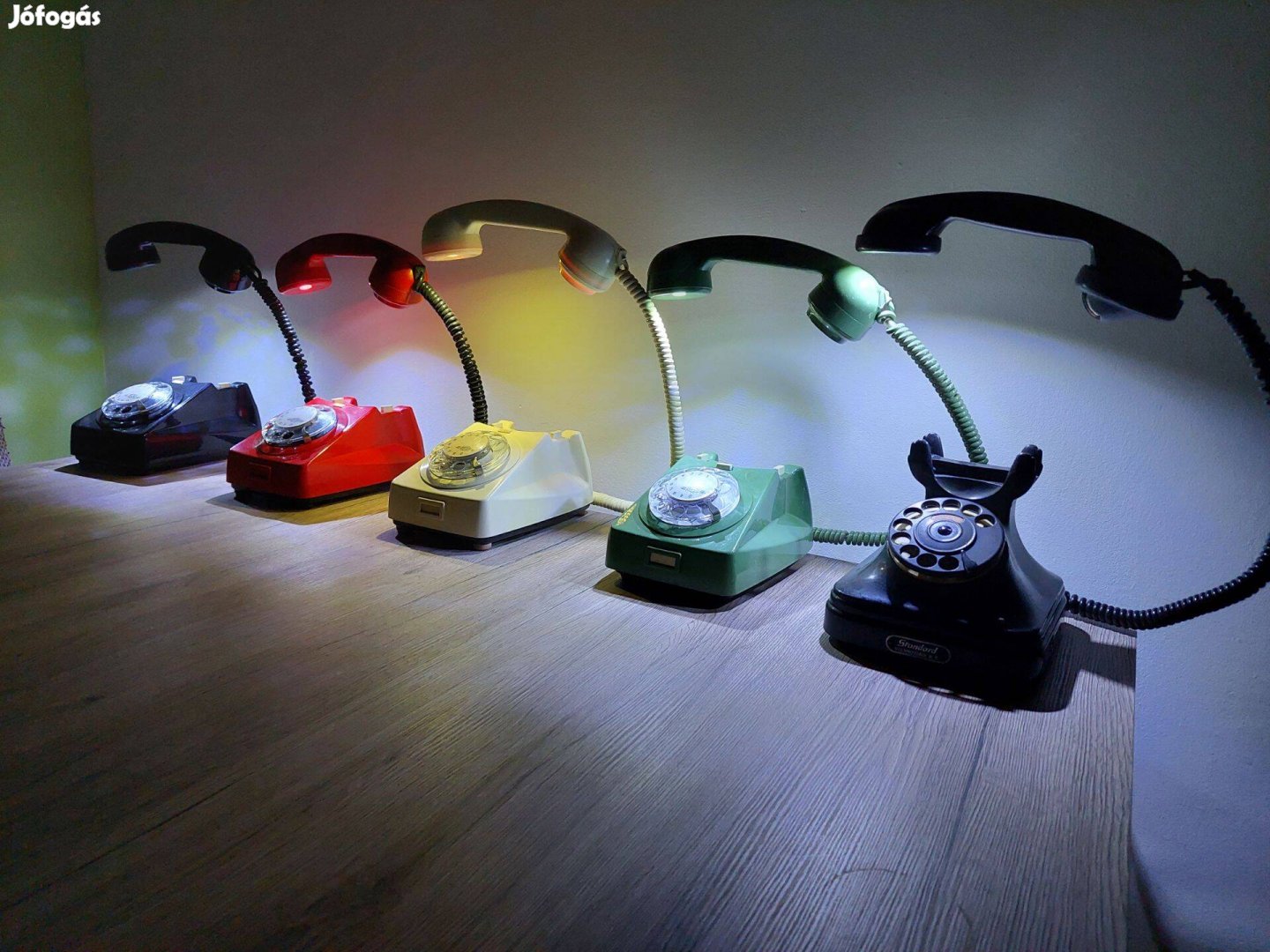Egyedi retro asztali lámpa tárcsás telefonból