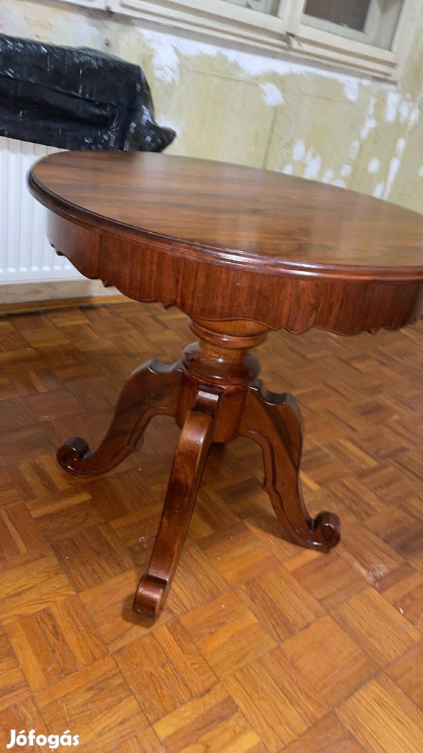 Egyedi tervezésű dohányzó asztal, tömör fából készült.