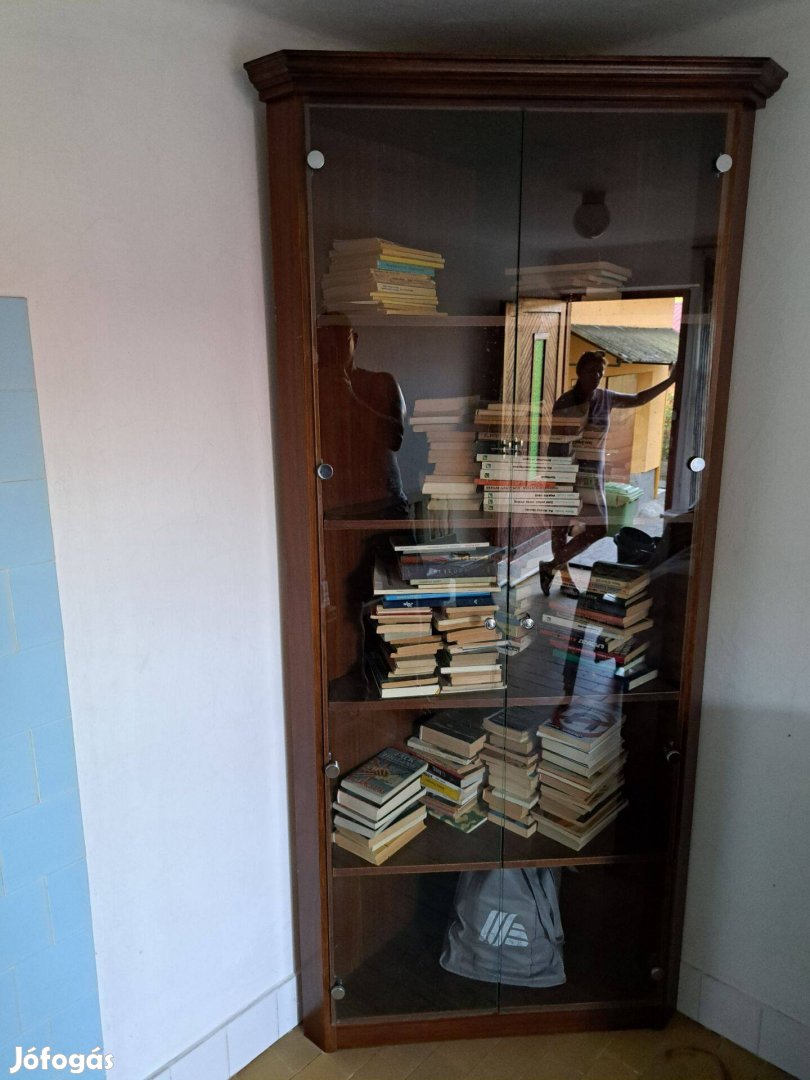 Egyedi üveges sarokszekrény