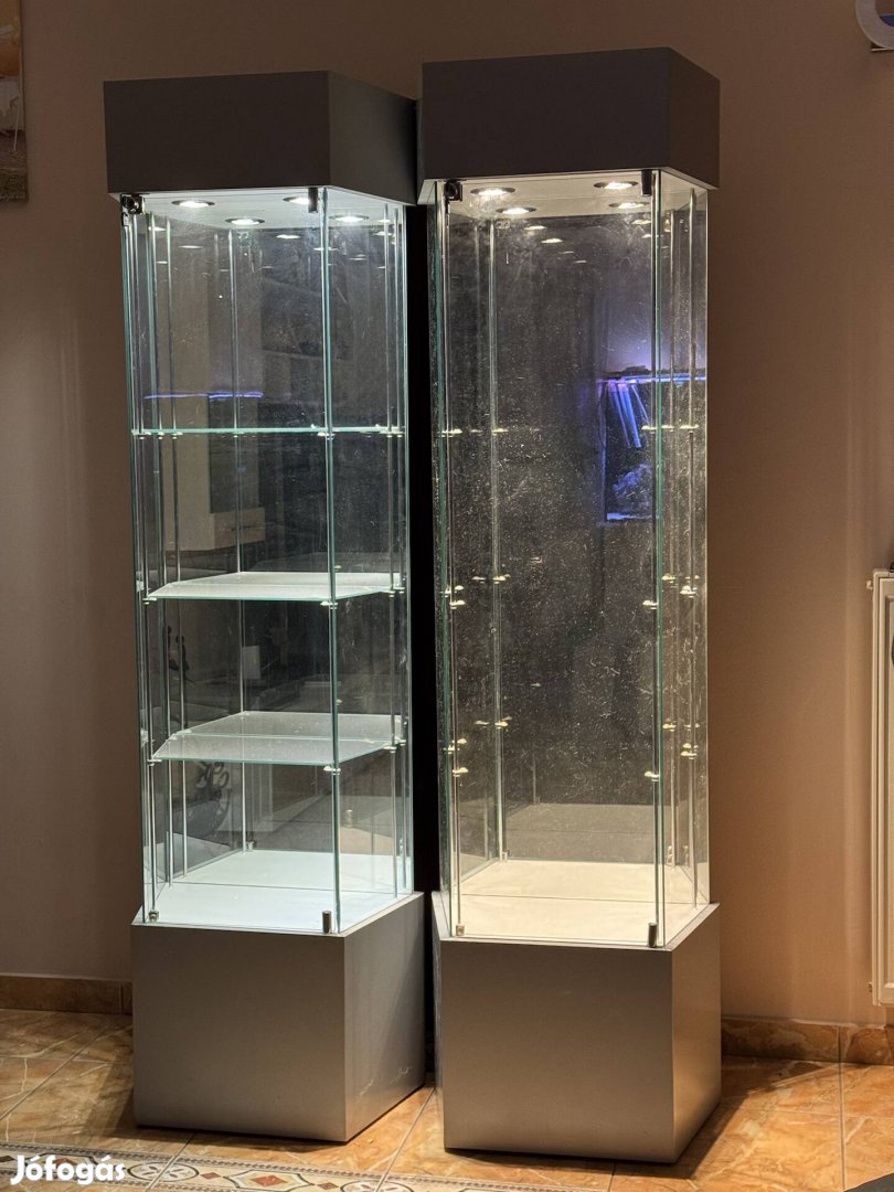 Egyedileg Ausztriában gyártott üveg vitrin 2 db