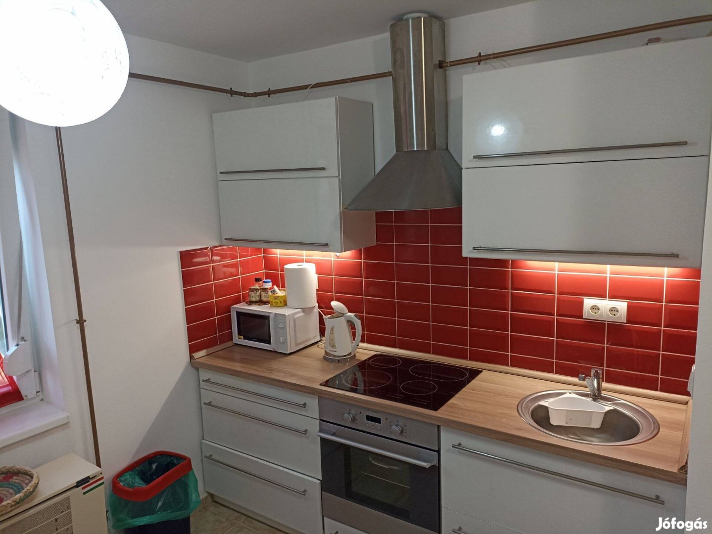 Egyetem sugárút közelében 2,5 szobás lakás kiadó!