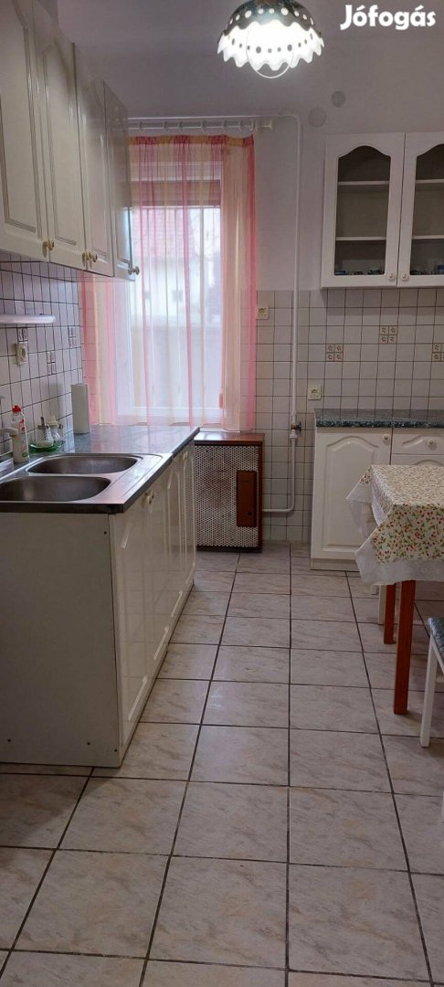 Egyetem sugárút közelében klímás, 1 szobás lakás bútorozva