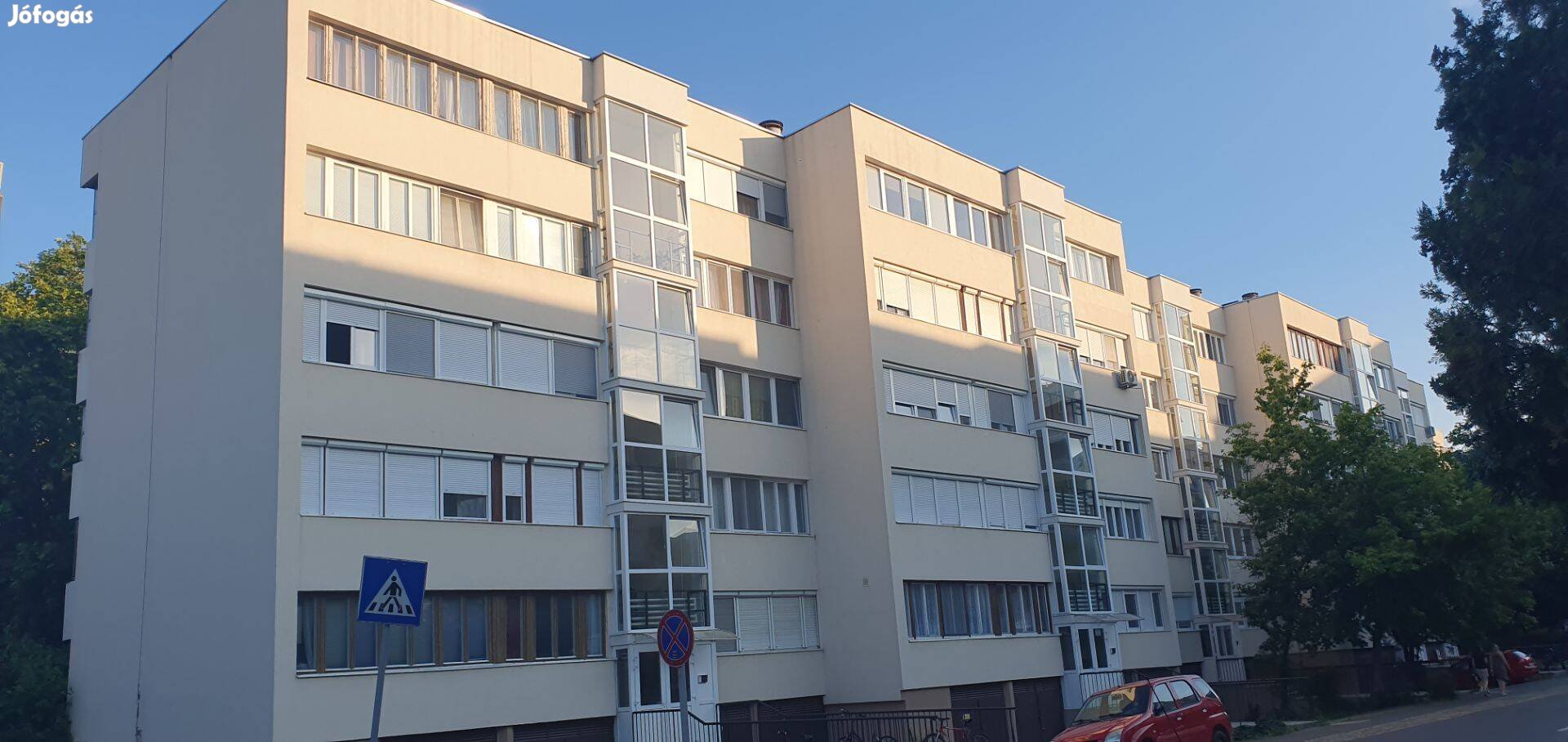 Egyetemek közelében a Martonfalvi utcán 2 szobás lakás eladó