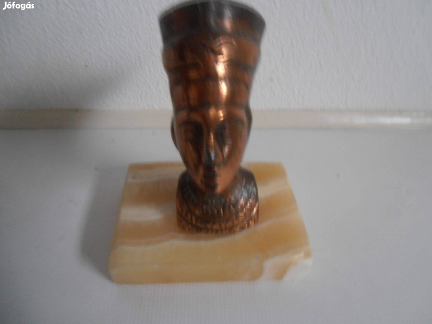 Egyiptomi bronz fáraó márvány lapon