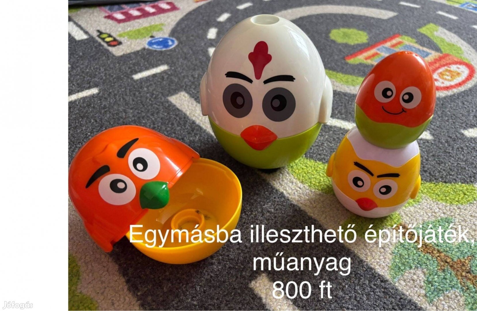 Egymásba illeszthető tojás formájú, tyúk és kakas mintájú