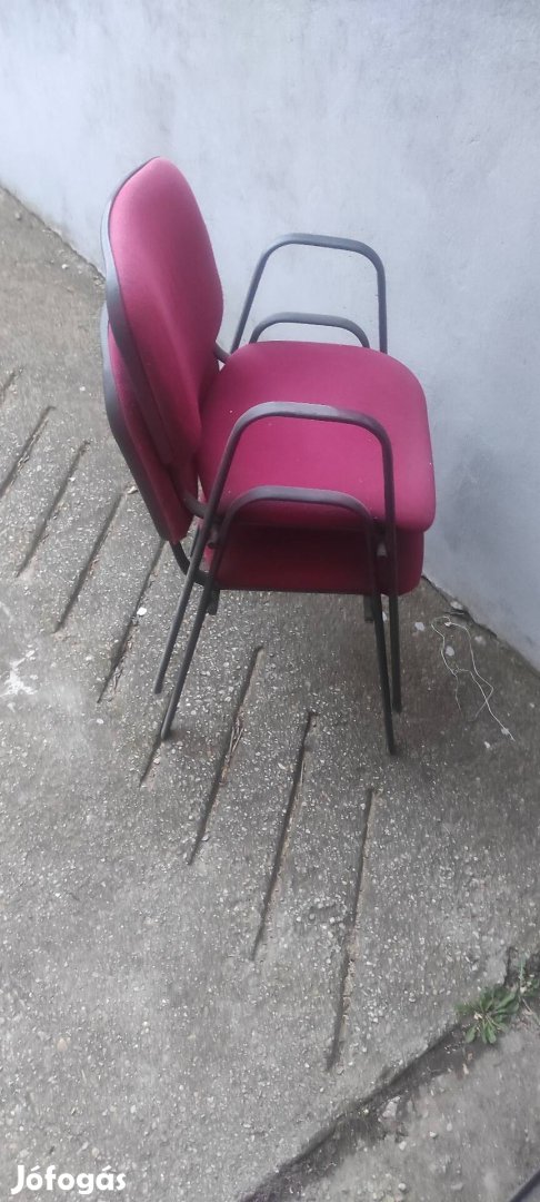 Egymásba rakatolható fémvázas szövetes székek