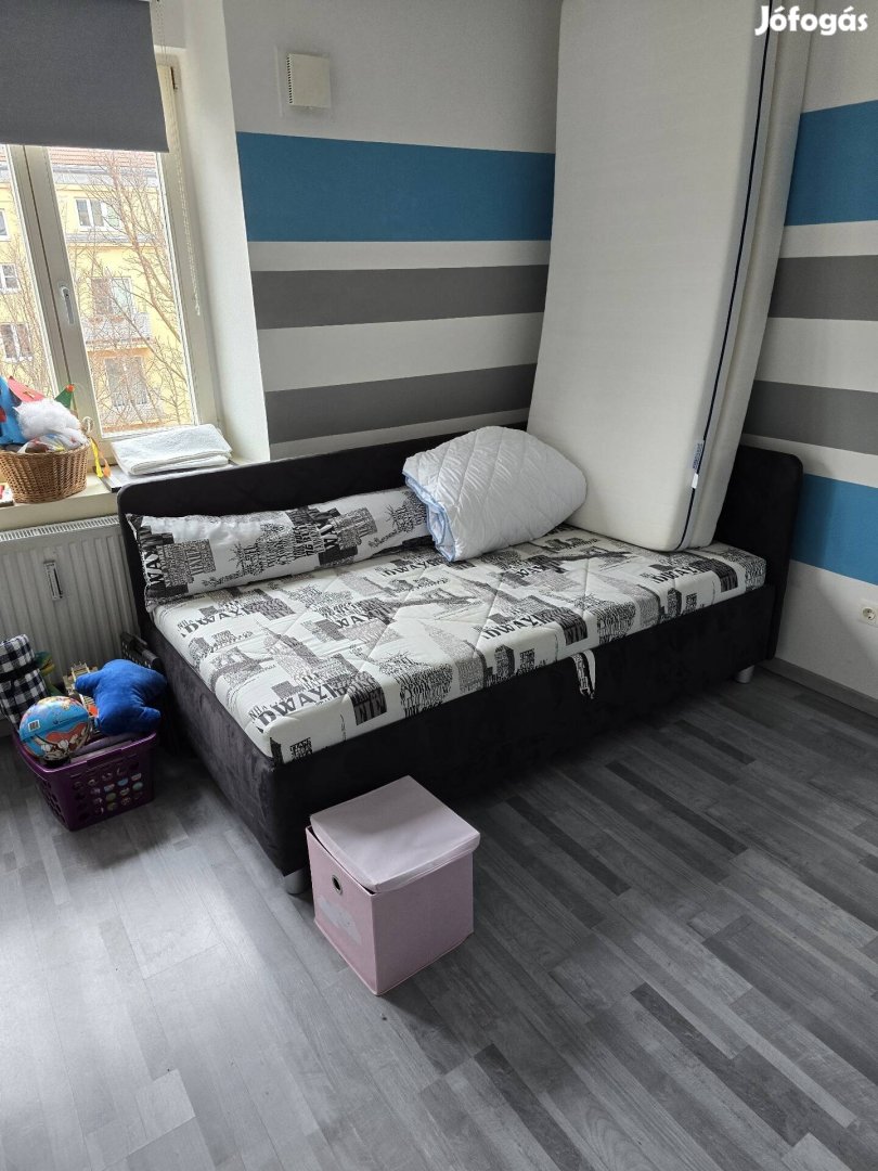 Egyszemélyes ágy ágyneműtartóval