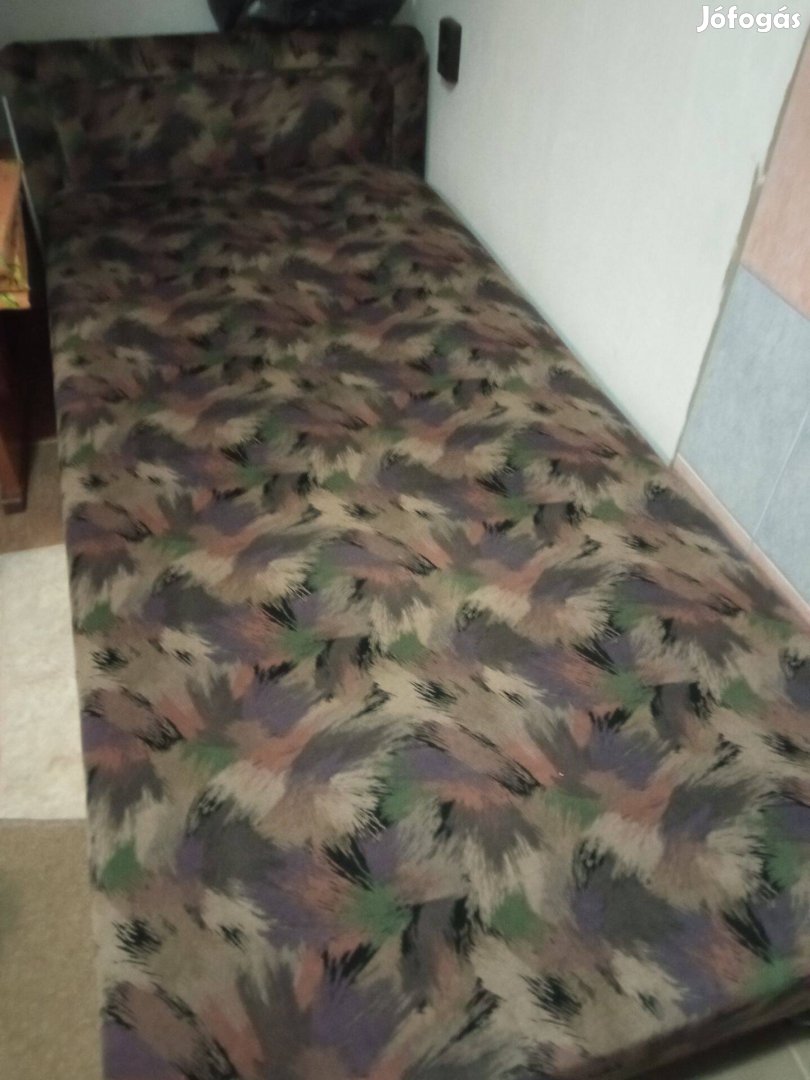 Egyszemélyes ágyneműtartós ágy