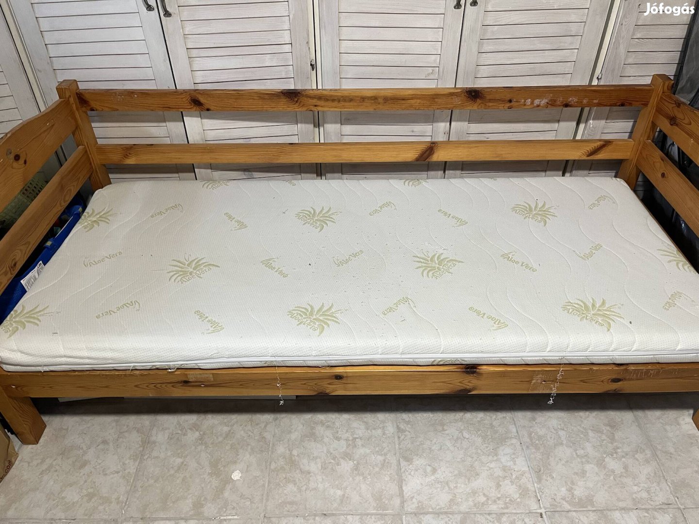 Egyszemélyes fenyő ágy matraccal 90200