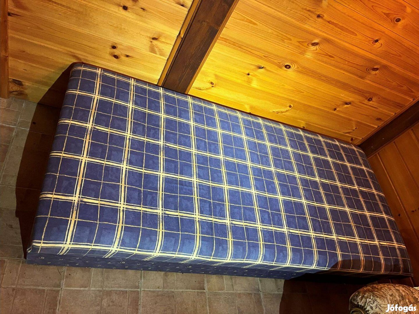 Egyszemélyes heverő ágyneműtartóval