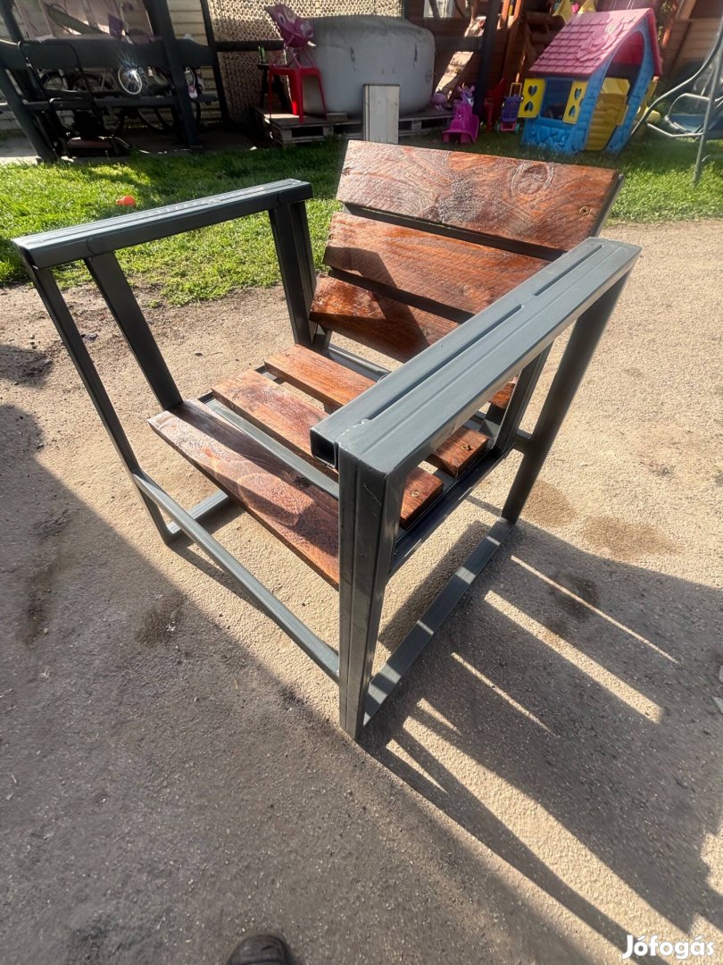 Egyszemélyes hinta pad