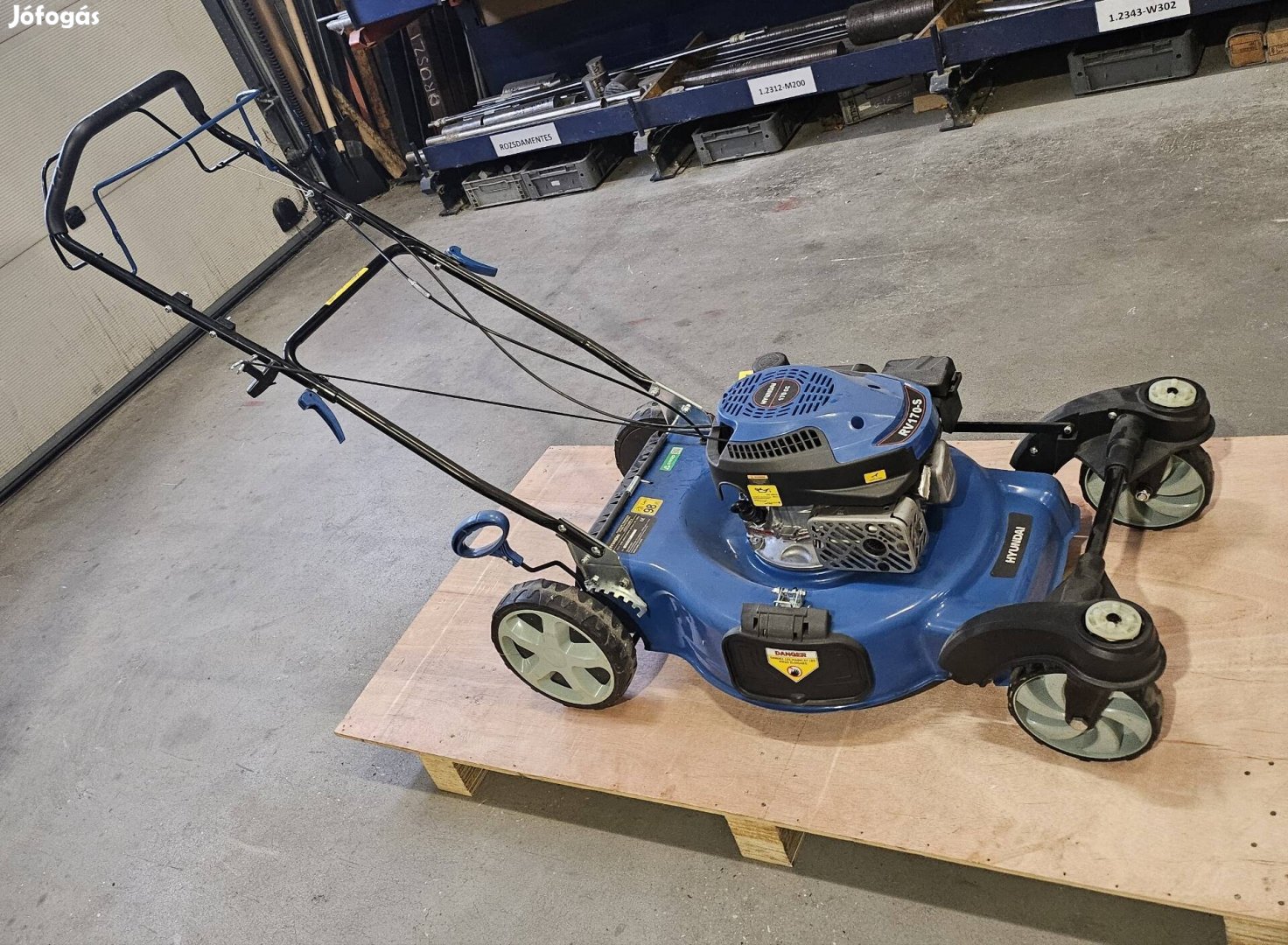 Egyszer használt Hyundai fűnyíró, szinte új!