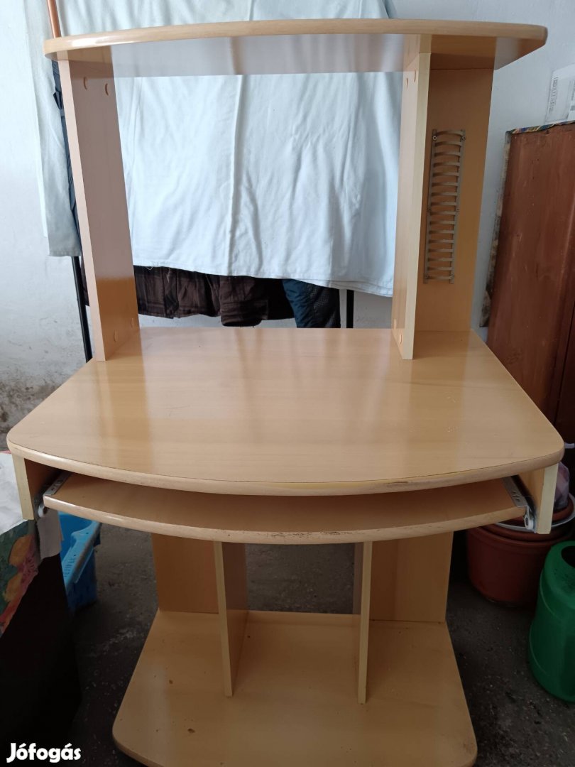 Egyszerű számítógép asztal