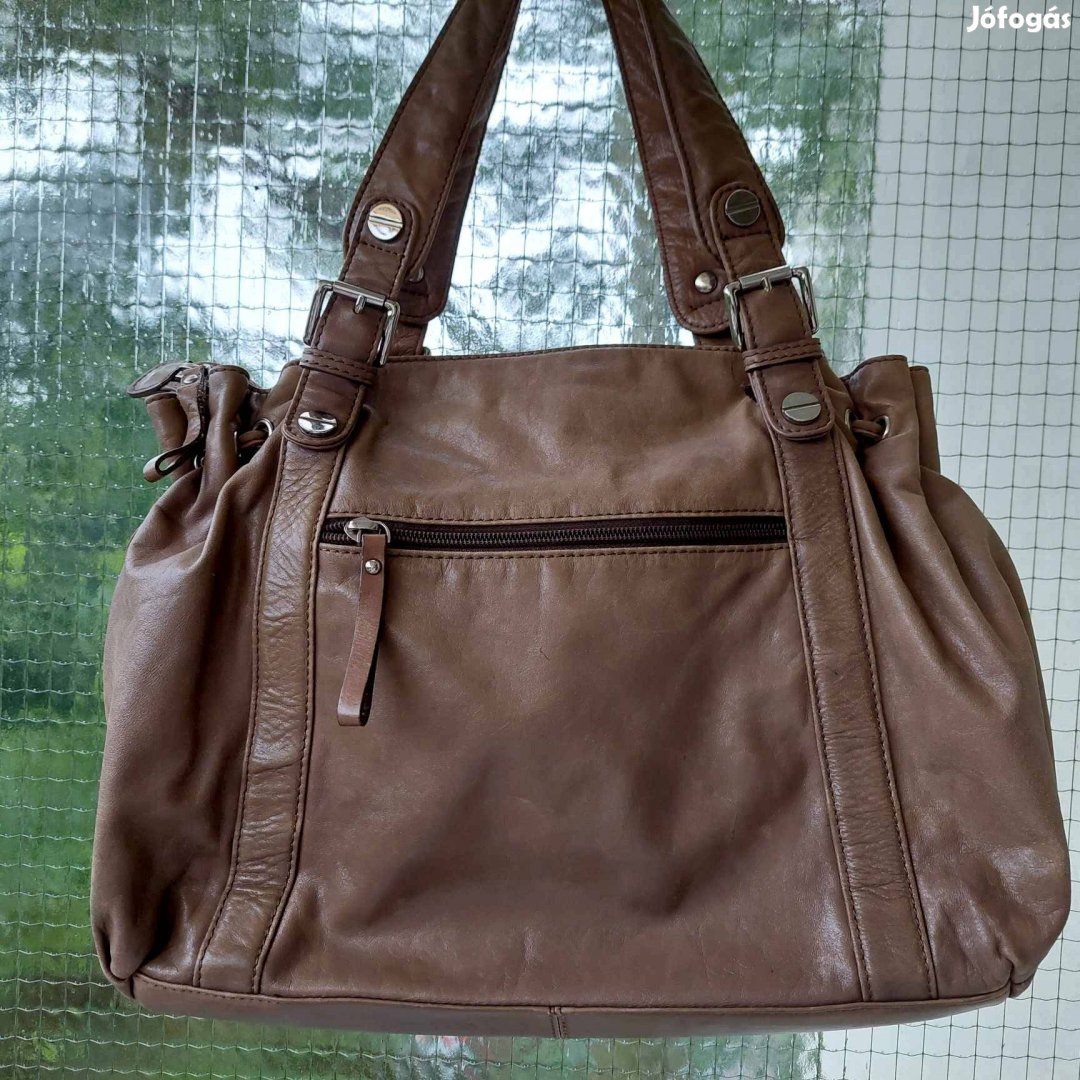 Egyterű kézi táska