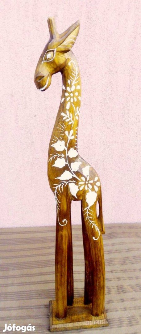 Egzotikus kézműves dekoráció. Festett díszes zsiráf faszobor Indonézia