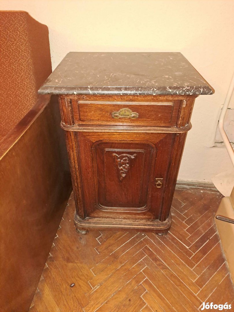 Éjjeli szekrény 2 db