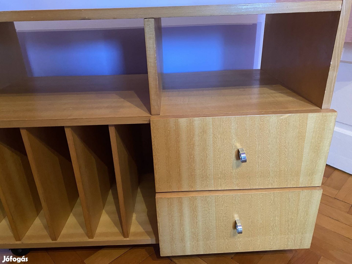 Éjjeli szekrény tv állvány