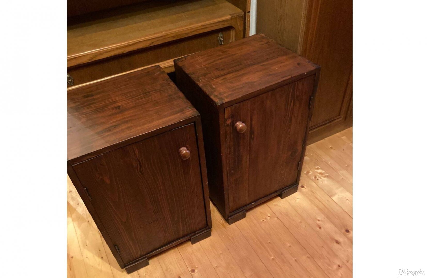 Éjjeliszekrény 2db